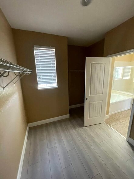 Building Photo - 880 Willow Bridge Dr
