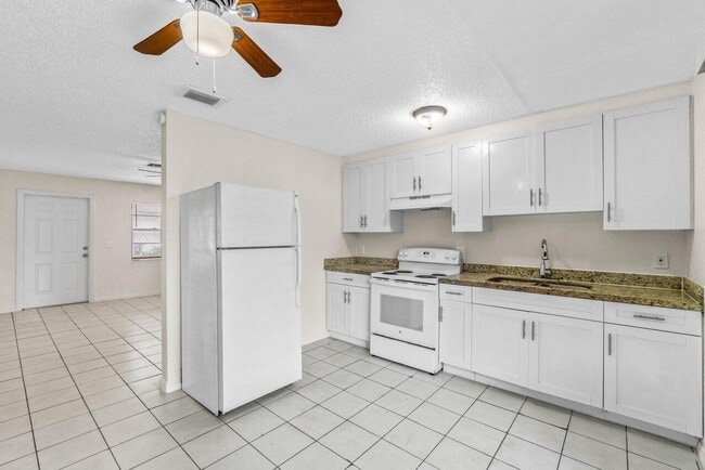 Building Photo - 4915 Gulfstream Rd