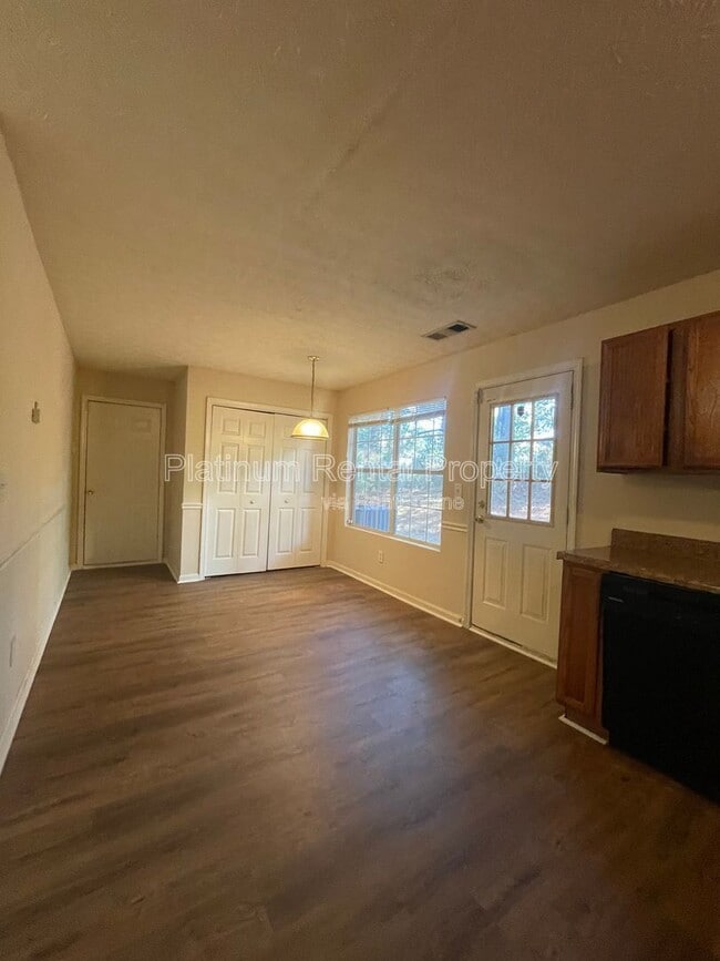 Building Photo - 9260 Golf View Dr
