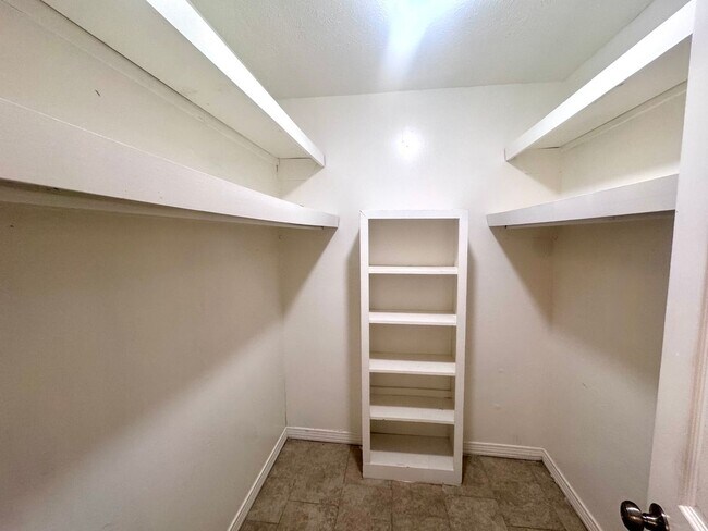 Building Photo - Spacious 4/2 on Corner Lot for Rent in Bra...