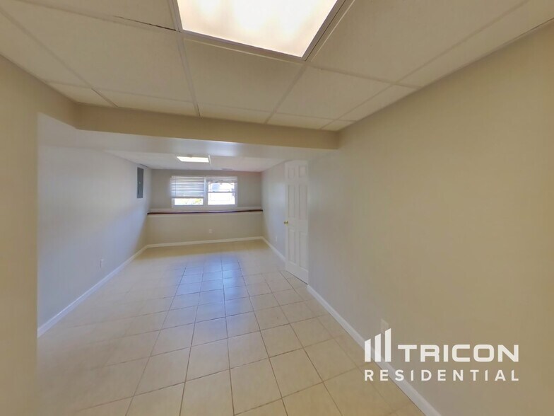 Building Photo - 1816 Hilltop Village Ln