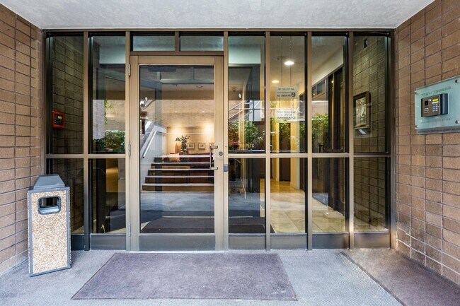 Building Photo - 245 N Vine St