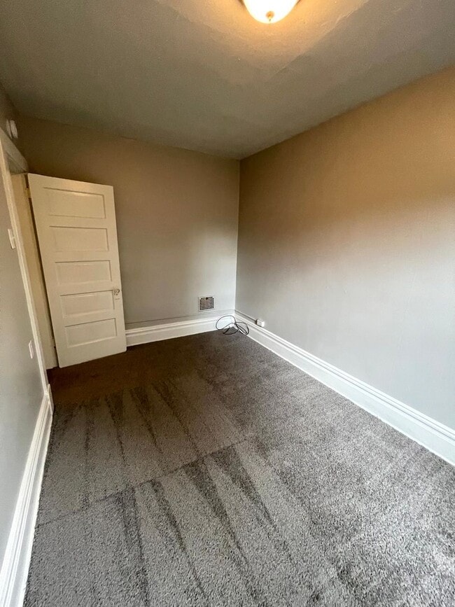 Building Photo - Lovely two bedroom, 1 bathroom Townhome on...