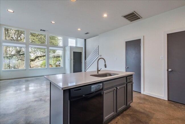 Building Photo - 2811 Hardeman-B