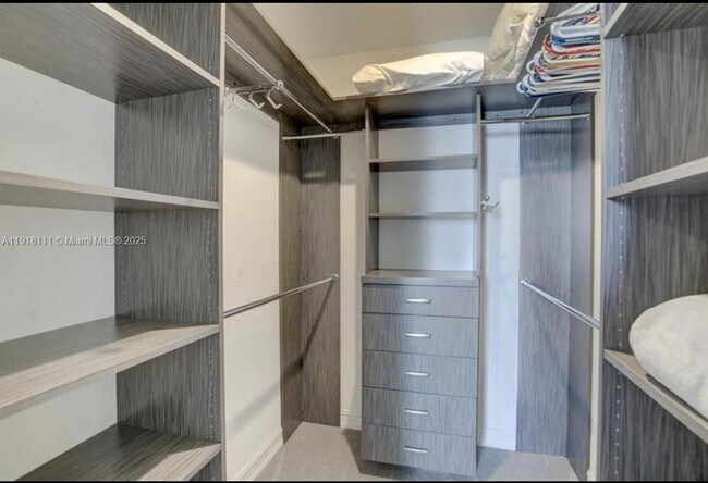 Building Photo - 601 NE 11th Ave