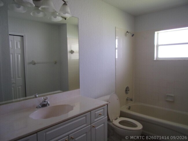 Building Photo - 1225 SW Milan Ln