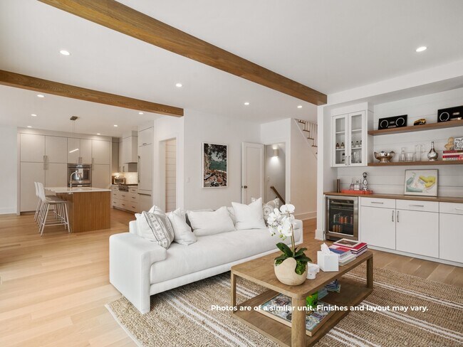 Building Photo - 14 White Barns Ln