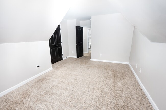 Building Photo - 204 Gillcrest Ct