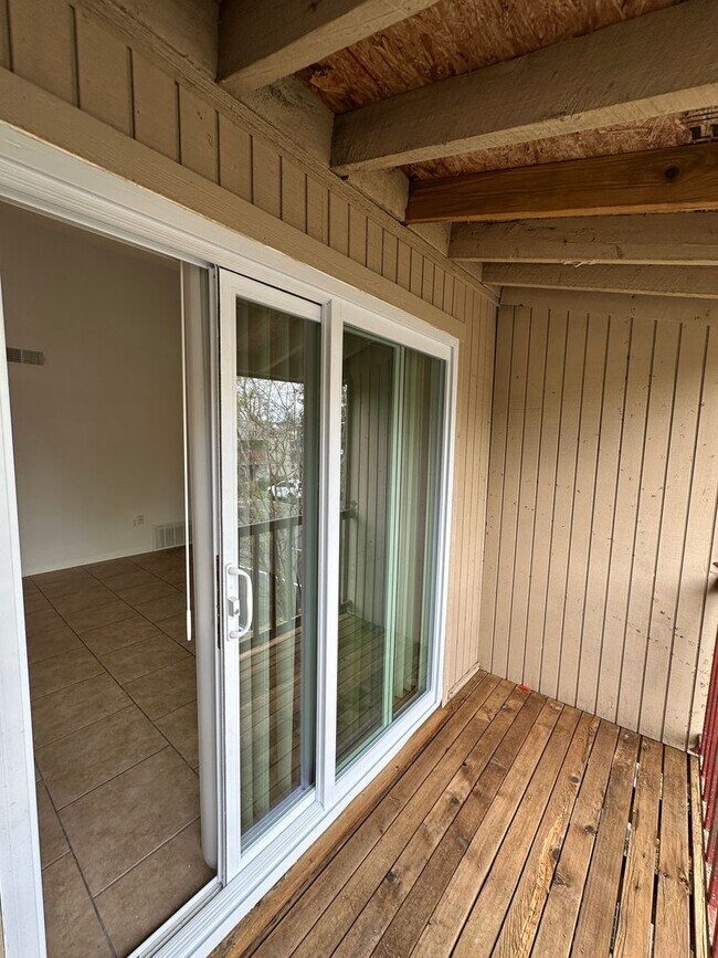 Building Photo - Condominium in Greenbrier! Near University of Memphis! Available Now!