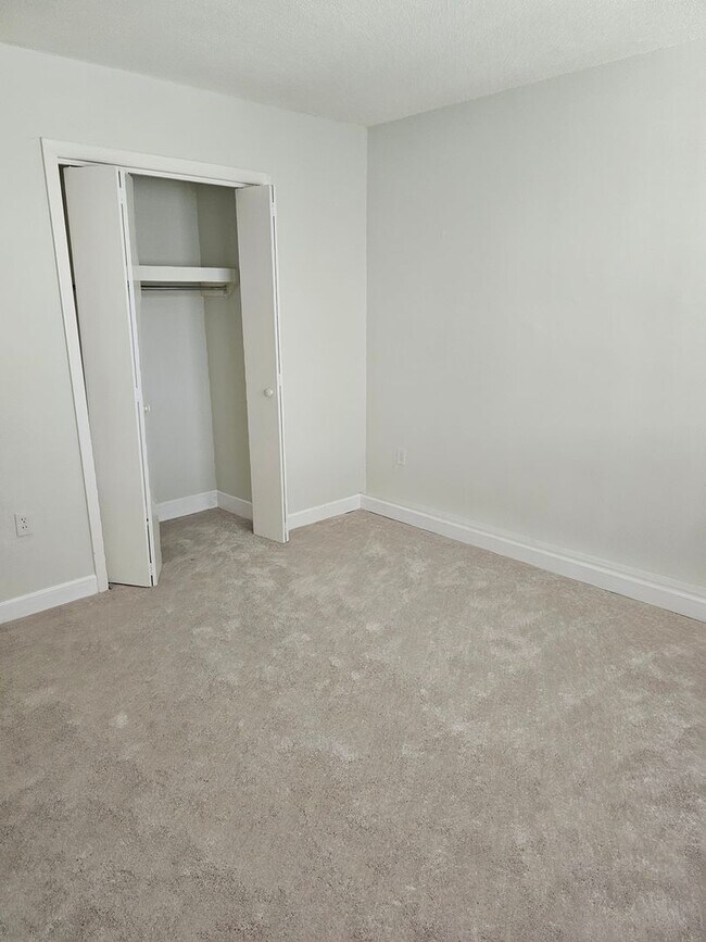 Building Photo - Beautiful Highrise 2 bed 2 bath