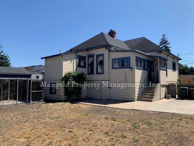 Building Photo - Beautiful Victorian Style 3-Bedroom Home C...