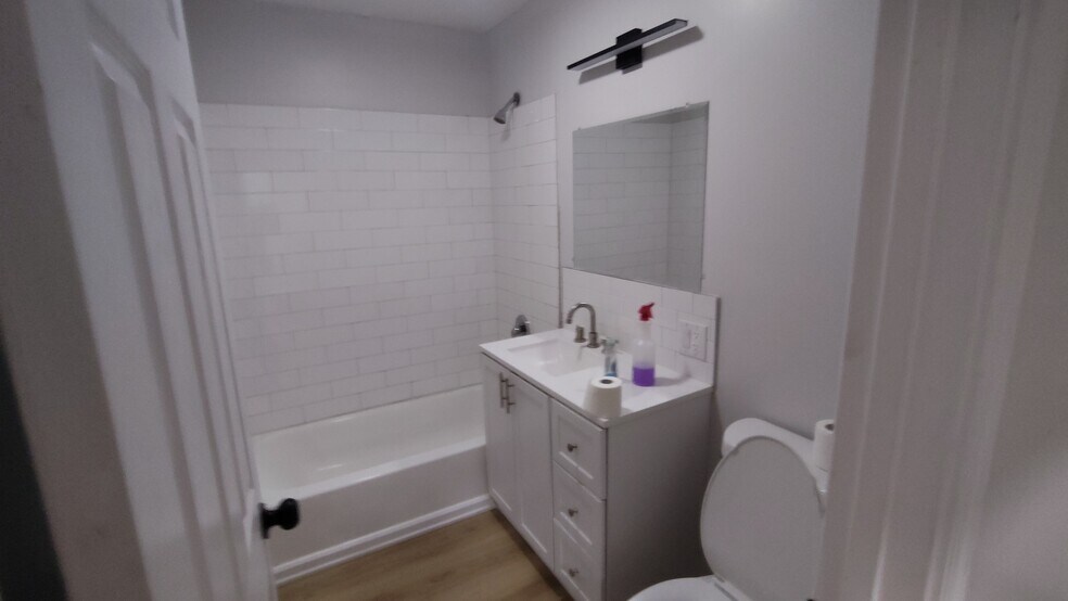 Building Photo - 223 Ash St