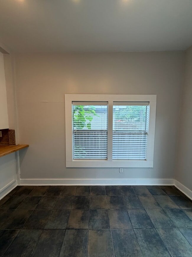 Building Photo - Stylish 2/2 Bungalow with Modern Kitchen & Spacious Backyard