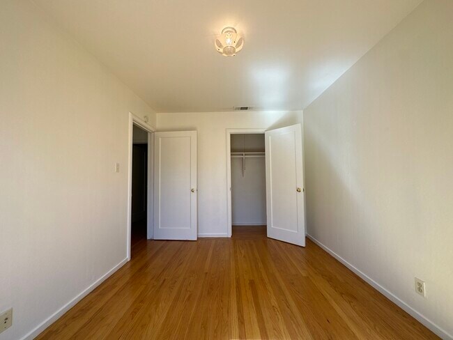 Building Photo - Cute 2 bed/1 bath Duplex in East Sac!!