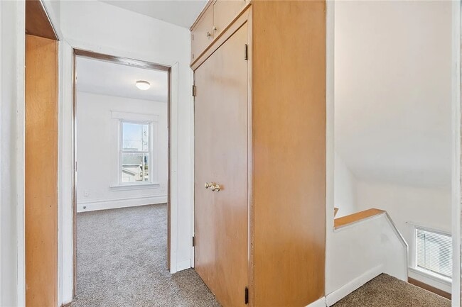 Building Photo - 452 8th Ave SW