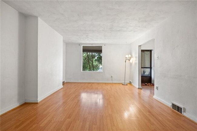Building Photo - 823 Lilac St