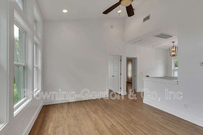 Building Photo - 1137B Kirkland Ave
