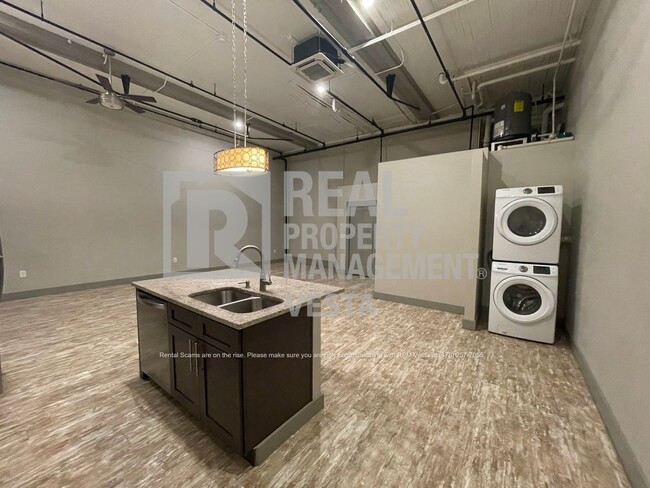 Building Photo - Studio Apartment - Prime Downtown Location