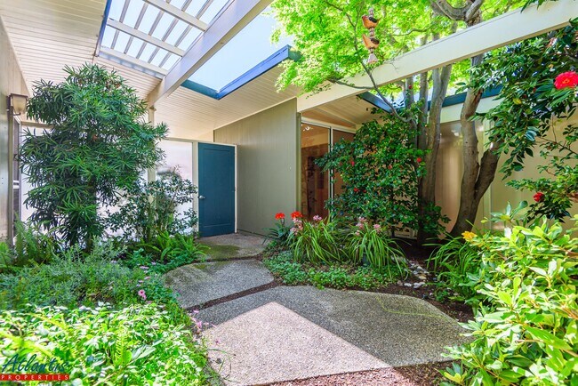 Building Photo - Gorgeous Eichler Home | Desirable Location