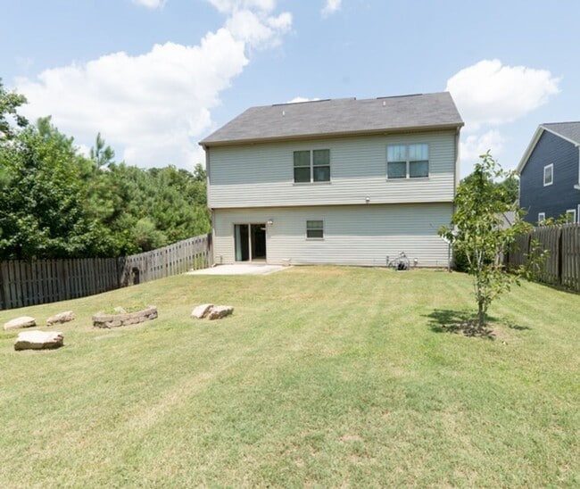 Building Photo - 3 Bedroom 2.5 Bath With Large Backyard