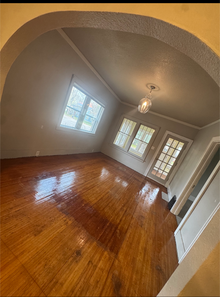 Building Photo - 1102 Kenwood St