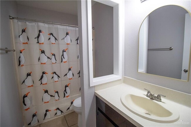 Building Photo - 10 Fern Ave W