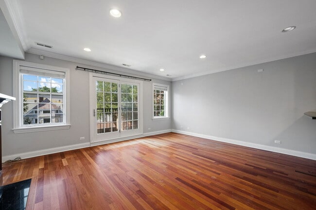 Building Photo - 3723 N Wilton Ave