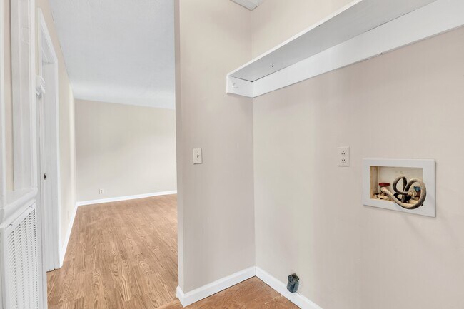 Building Photo - 844 Circle Dr