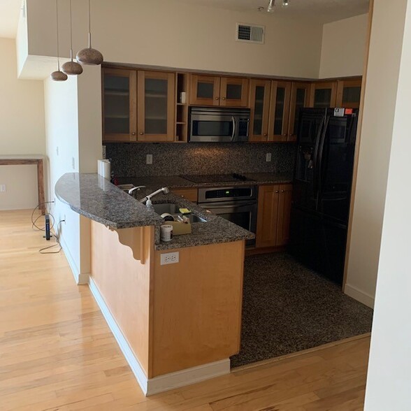 Kitchen w/ Granite Countertops - 2222 Detroit Ave