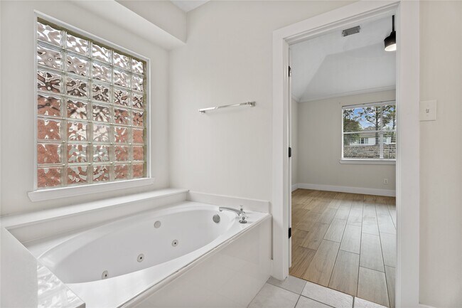 Building Photo - 23742 River Pl Dr