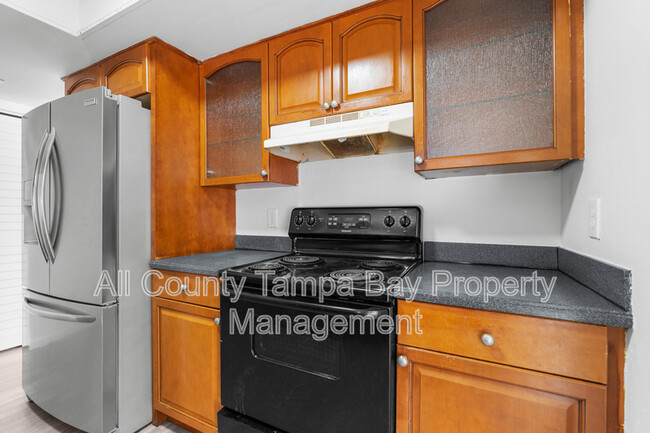 Building Photo - 905 N Newport Ave