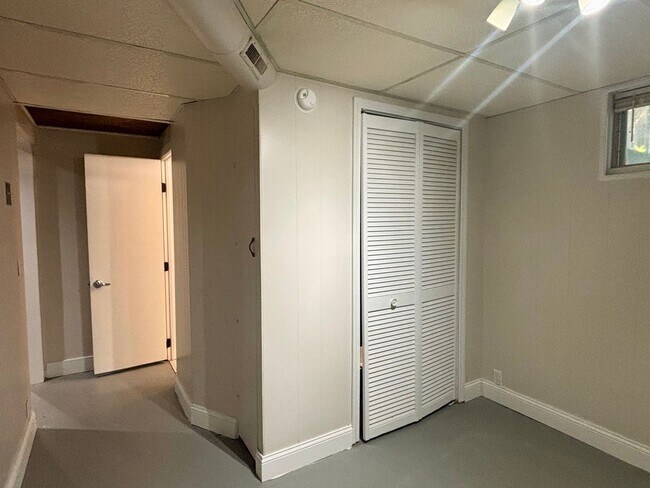 Building Photo - 3 bedroom 2 bath home centrally located!