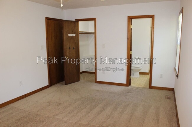 Building Photo - 6452 Lakeway Dr