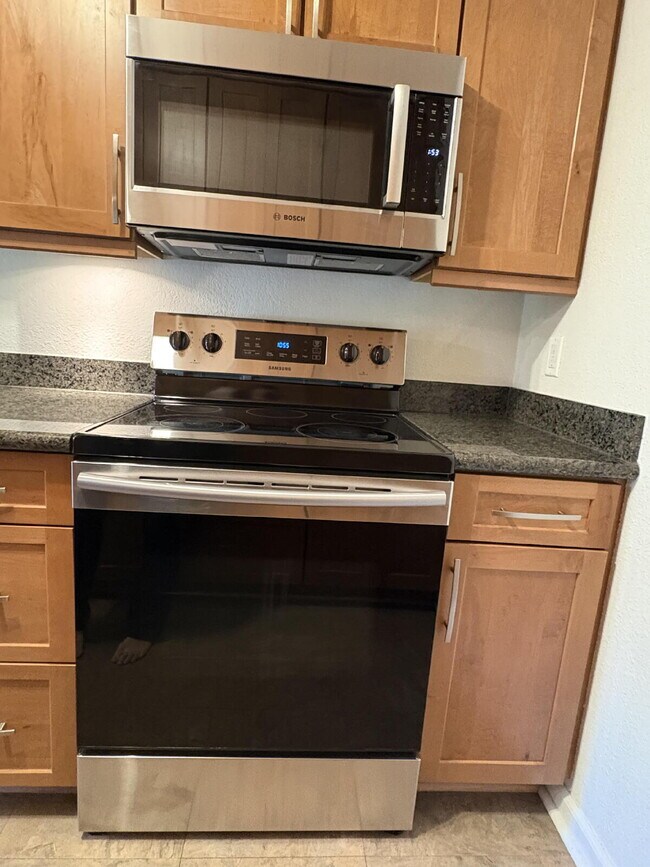 Building Photo - Updated Lauriedale 1 bd/1 ba Condo | Cats Welcome | Pools, Gym & Covered Parking | 10' x 10' Stor...