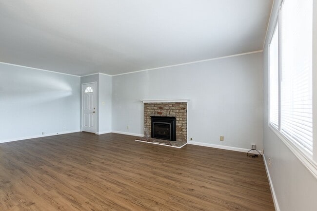 Building Photo - Beautiful & bright 3 bed / 2 Bath San Brun...