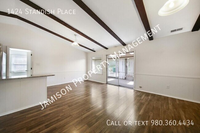 Building Photo - 1424 Standish Pl