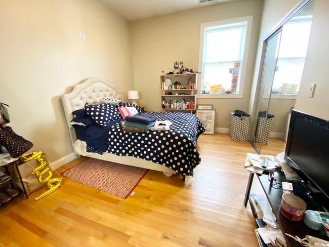 Building Photo - 2426 W Erie St