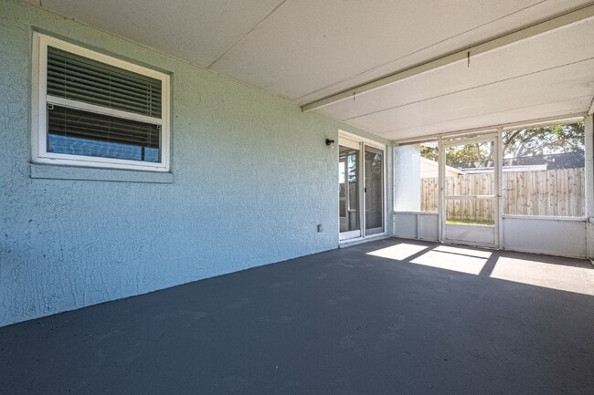 Building Photo - Centrally located 3 bedroom, 2 bathroom single family home