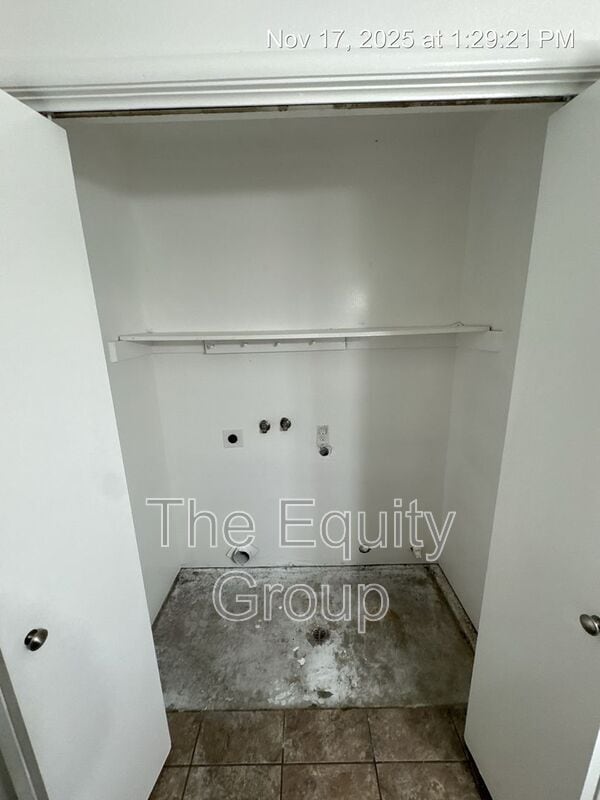 Building Photo - 2736 S Sallee St