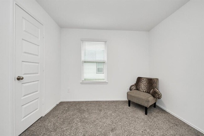 Building Photo - 1302 Redbud Ln