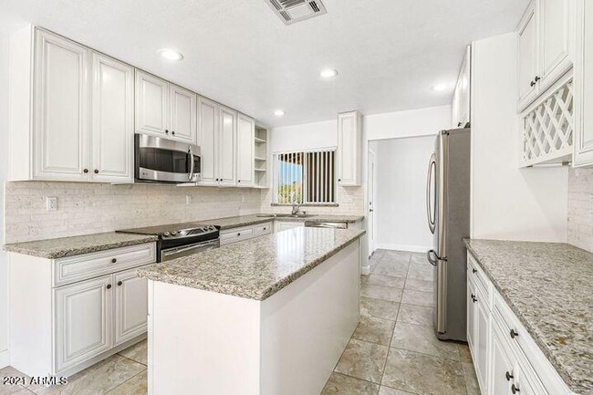 Building Photo - 6518 E Sunnyside Dr