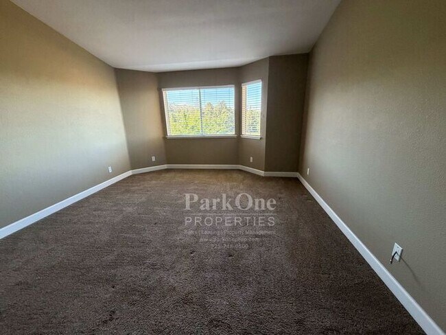 Building Photo - Updated Townhouse in Clayton Available for Lease now!