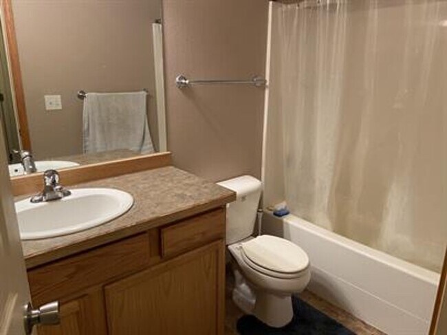 Building Photo - 3 bedroom 2 1/2 bath home in River Rock