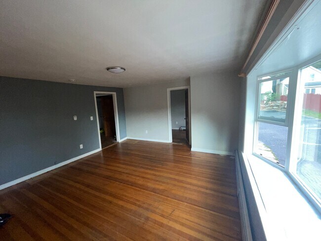 Building Photo - 46 Linden St