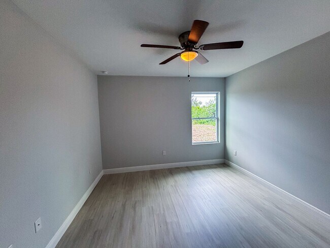 Building Photo - AMAZING Duplex***** 3 Bedrooms and 2 Bathrooms for unit!