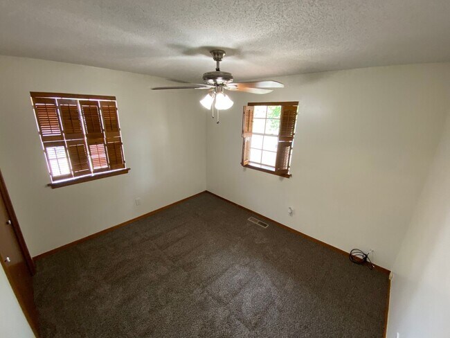 Building Photo - Lovely Brick Home in NW OKC near Lake Hefner