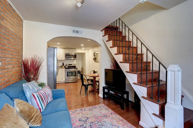 Building Photo - Charming 2BD/1BA - Upper Fells Point Townhome