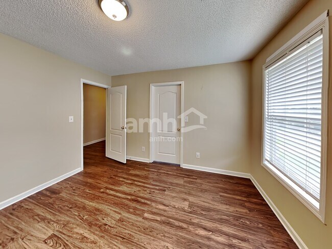Building Photo - 230 Hunters Chase