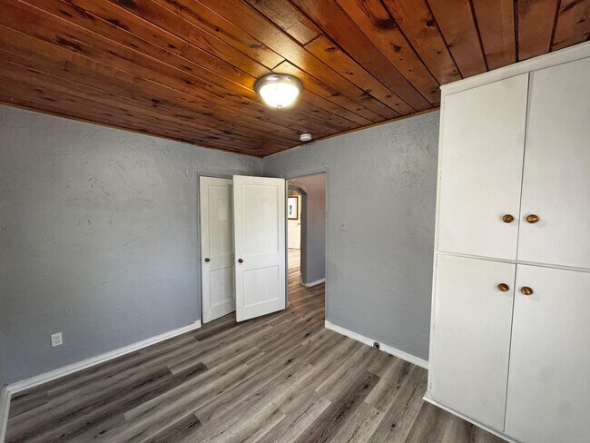 Building Photo - 426 Headingly Ave NW