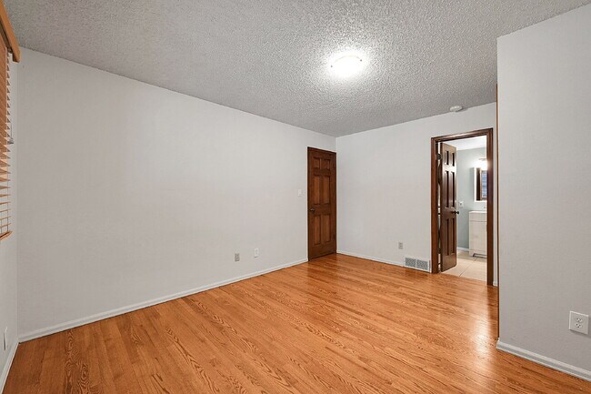 Building Photo - $2,895.00, 4 bed, 3.5 bath, located in Col...